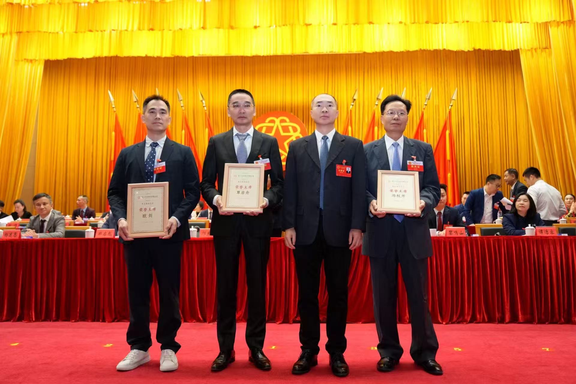 （左二）同乡会会长覃启舟 （右二）阳江侨联主席邝冬晓